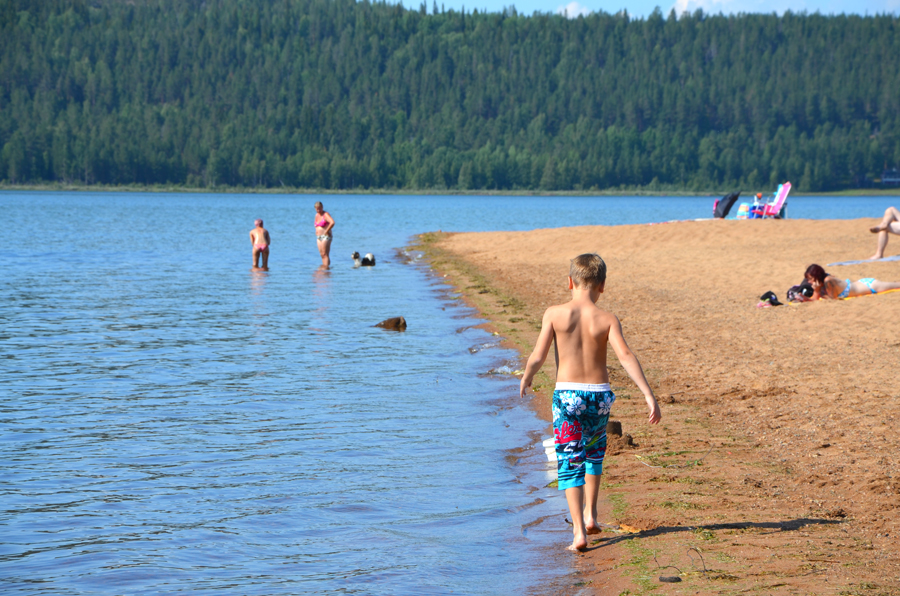 badstrand med badande